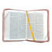 Biblia - format mediu [copertă din piele roz deschis, margini albe, fermoar]